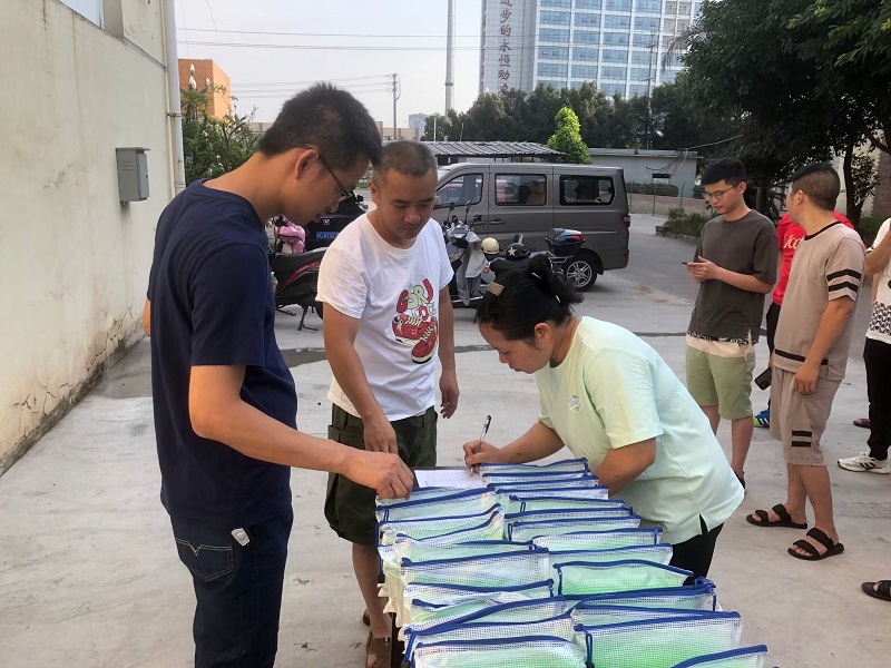 炎炎夏日送清凉,滴滴关怀暖人心 ——布尔药业开展“夏季送清凉”慰问活动 第 2 张 炎炎夏日送清凉,滴滴关怀暖人心 ——布尔药业开展“夏季送清凉”慰问活动 第 2 张