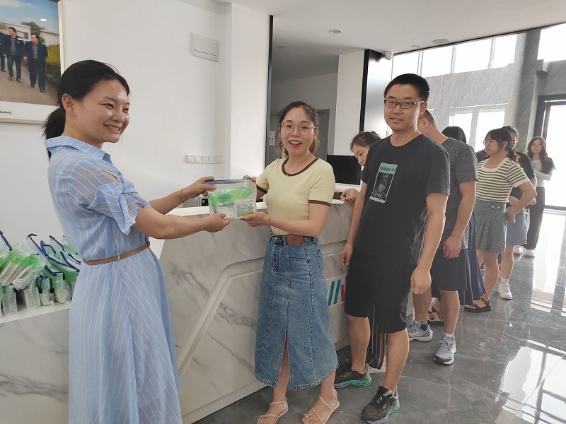 炎炎夏日送清凉,滴滴关怀暖人心 ——布尔药业开展“夏季送清凉”慰问活动 第 3 张 炎炎夏日送清凉,滴滴关怀暖人心 ——布尔药业开展“夏季送清凉”慰问活动 第 3 张