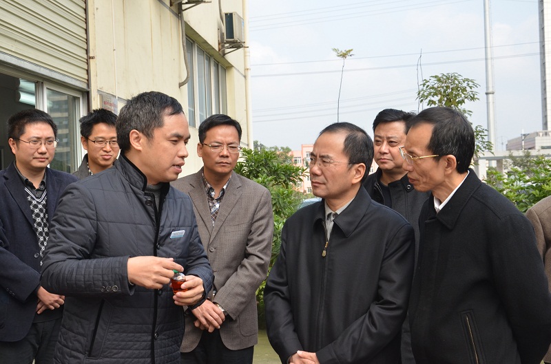 重庆市副市长吴刚先生在县委书记谢金峰的陪同下视察布尔兽药 第 2 张