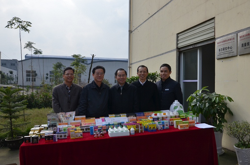 吴市长、夏书记、唐县长与吴总合影